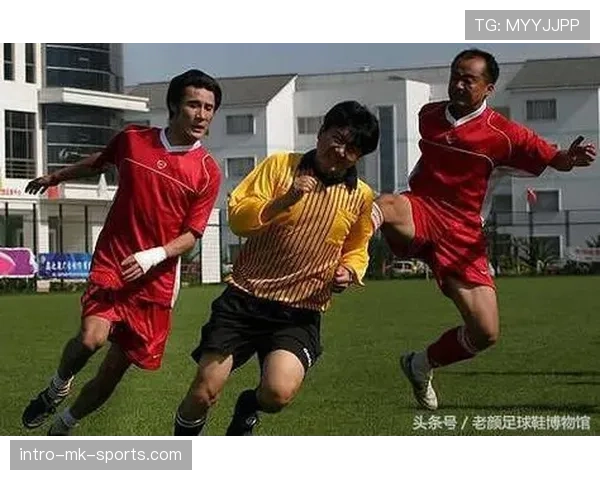 足球手抛球规则详解及裁判判罚关键条件解析